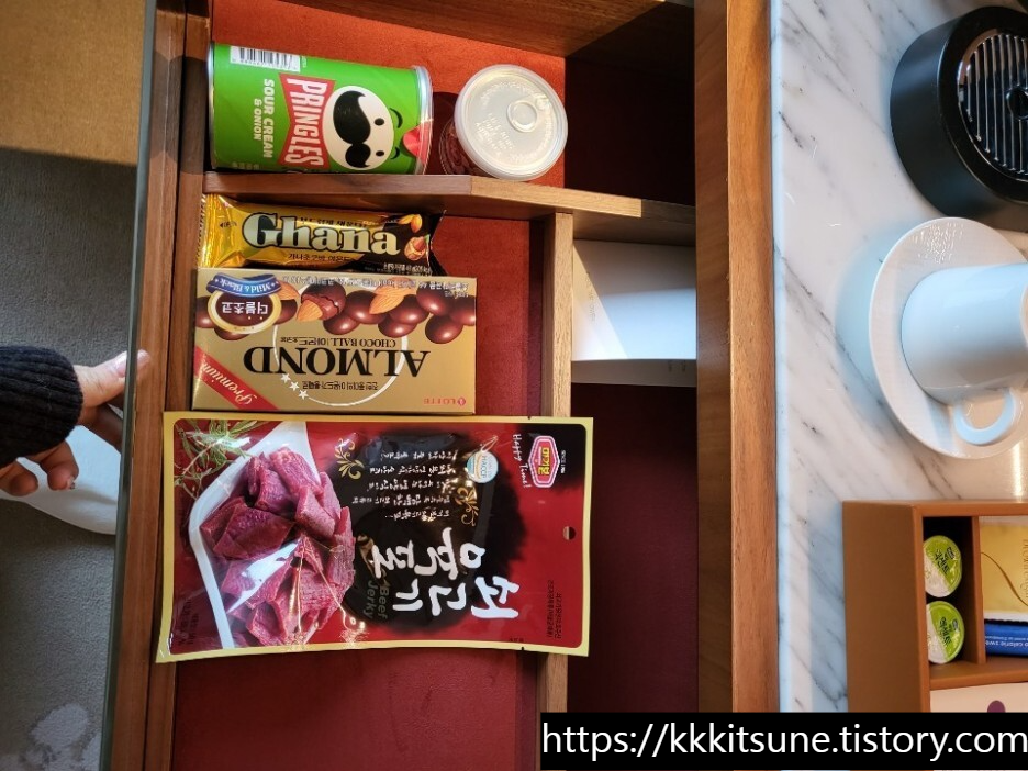 서울 롯데 호텔 이그제큐티브타워 그랜드 디럭스 패밀리 트윈룸 무료 간식