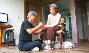 손톱정리 중
