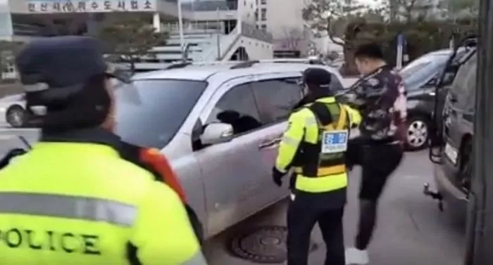  조두순 관용 차량에 돌진해 차량 가격 위협 명승사자 명현만