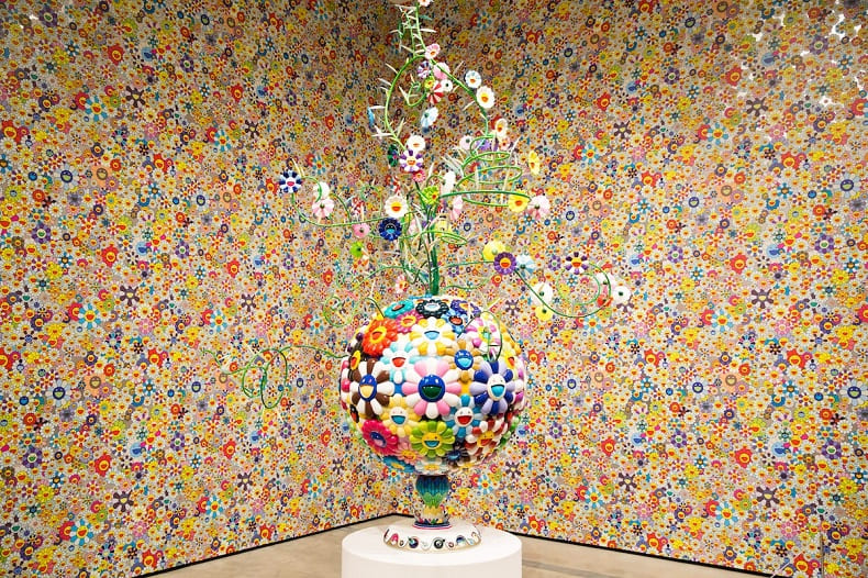 유명 아티스트 무라카미 타카시의 창의성을 뛰어넘는 포트폴리오VIDEO: New Exhibition of Takashi Murakami Works Showcases His Genius in a Variety of Art