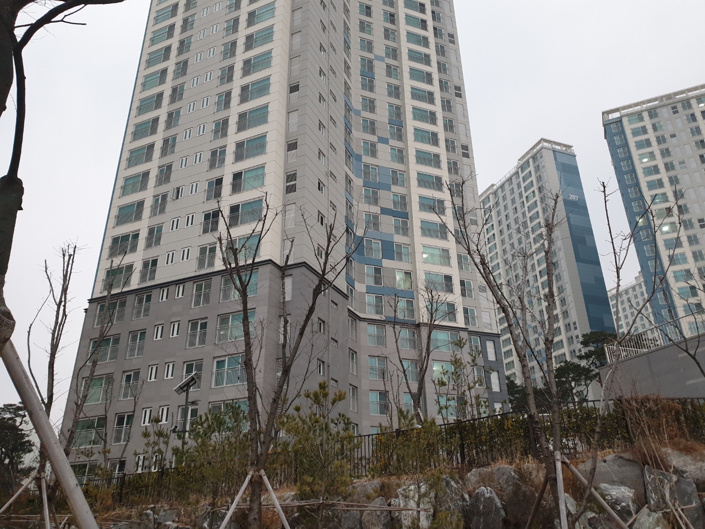  가계대출 상승으로 신용대출 자체를 아예 중단 시켰습니다