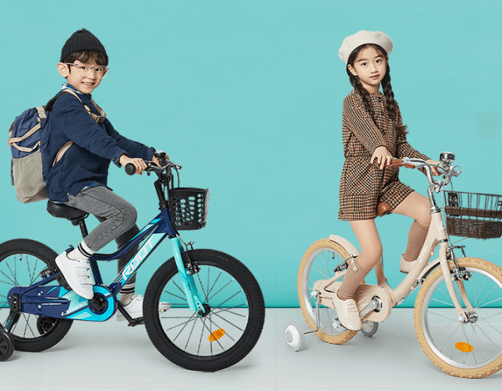 삼천리 자전거를 타고 있는 남녀 어린이