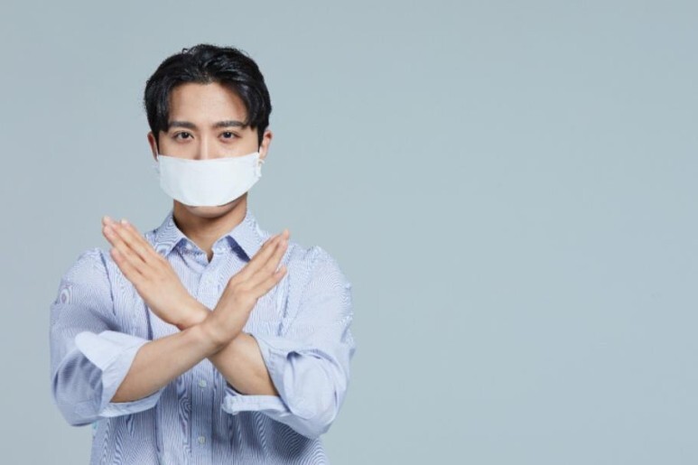 요양보호사 교육을 받을 수 없는 경우는 두 가지 가 있습니다. 하나는 구금형 이상의 선고를 받은자, 하나는 조현병 약을 복용하는 자