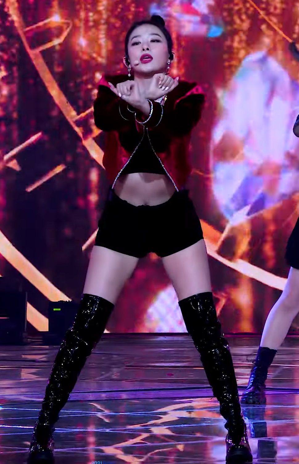 아이돌-idol-kpop-가슴-가슴골-슴골-boobs-cleavage-midriff-엉덩이-엉밑-엉밑살-butt-섹시-몸매-body-sexy-허벅지-thighs-도끼-cameltoe-nsfw-legs-cheeks-레드벨벳-redvelvet-슬기-seulgi
