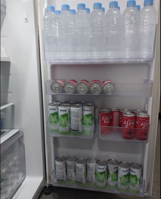 문-열린-정돈된-냉장고