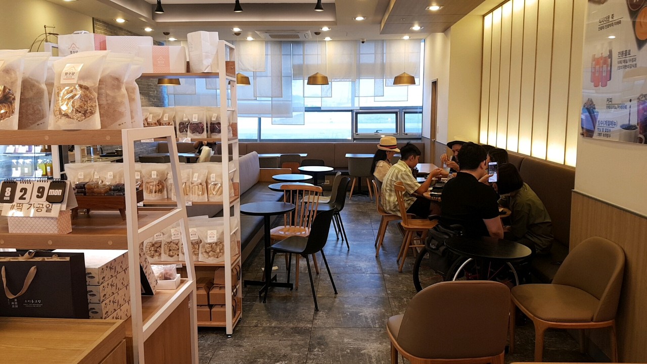 부산역 한국 전통 디저트 카페 빚은 - 실내 테이블