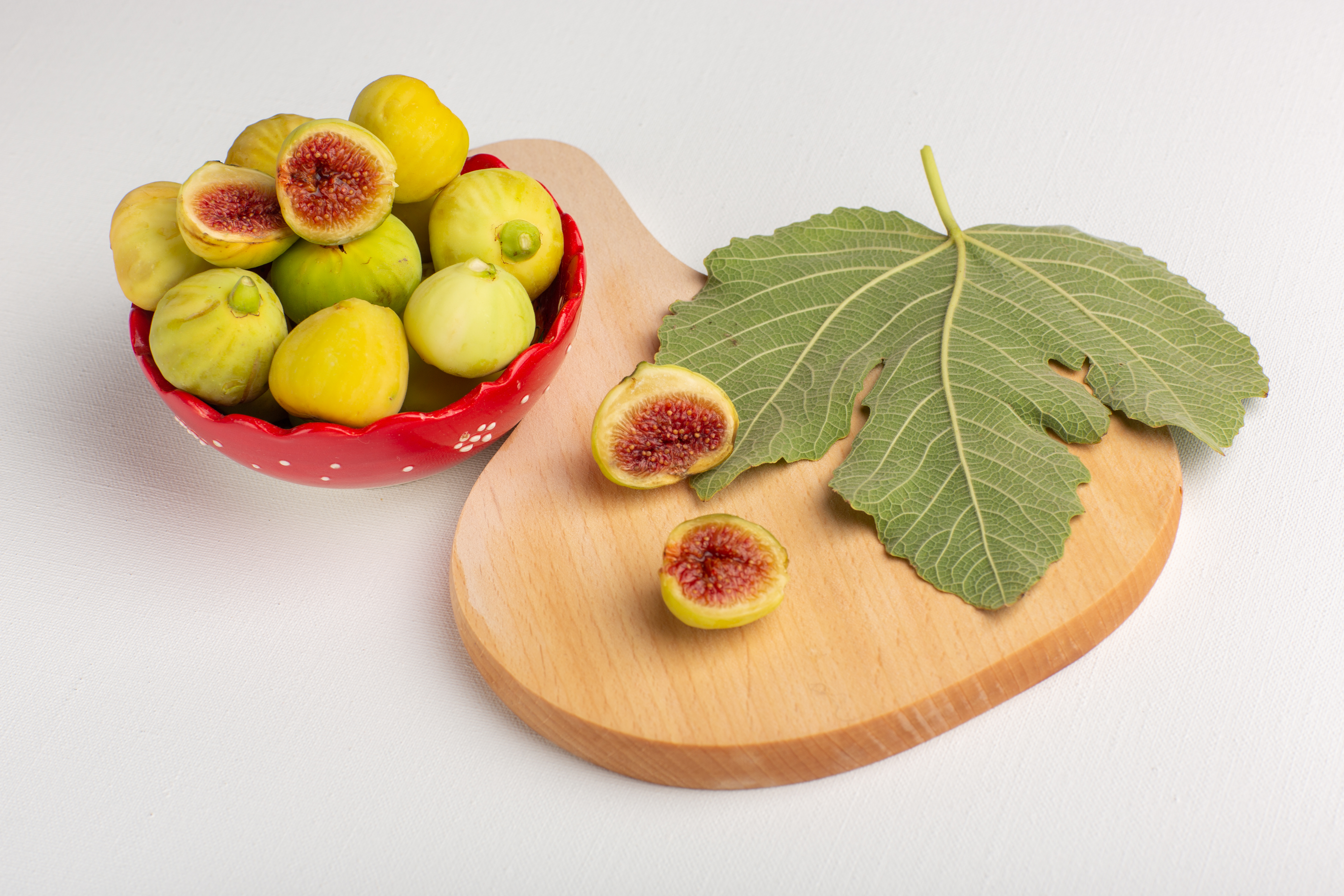front-view-fresh-sweet-figs-delicious-fetuses-inside-red-plate-white-desk