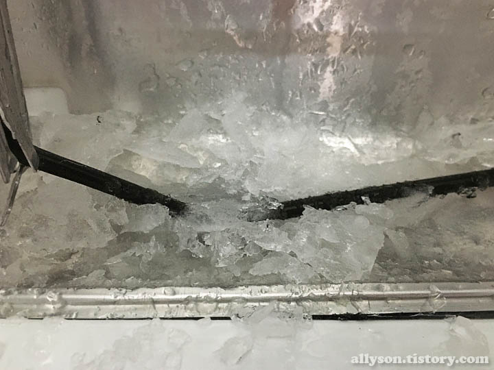 냉장고-냉동실-배수구에-얼어있는-얼음이-깨져서-조각난-모습