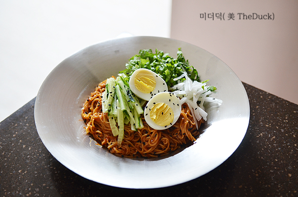 견과류를 넣어 고소한 양념장 비빔국수