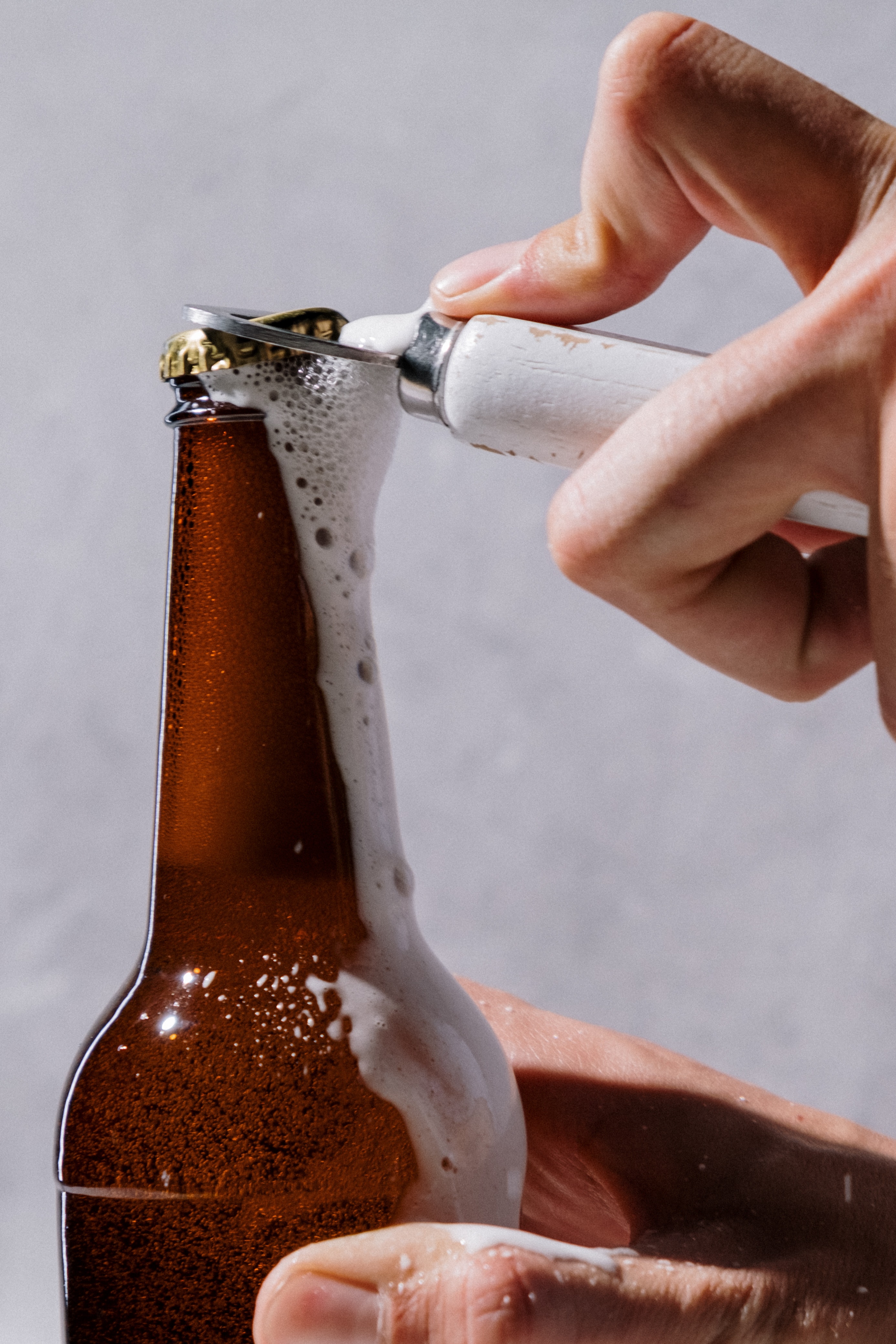  영상 | 맥주병 따는법 | 맥주병 따는 방법 | 맥주병 따는 꿀팁 | 맥주병 따기 전에 준비해야할 것 | 맥주병따개가 없을 때 따는법