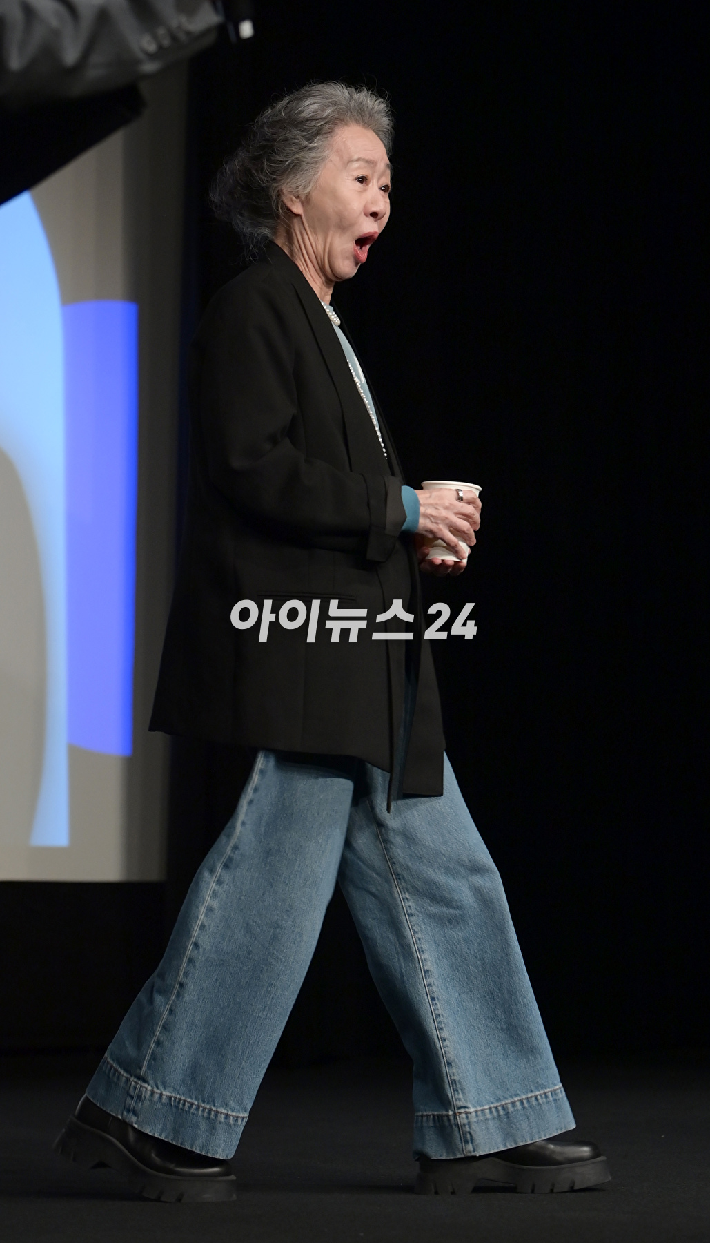 배우 윤여정이 6일 오후 부산광역시 해운대구 영화의전당에서 진행된 제28회 부산국제영화제 액터스하우스에 참석하고 있다. [사진=정소희 기자]