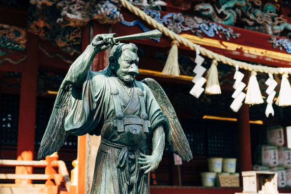 도쿄신사 입구의 동상이 서있는 모습