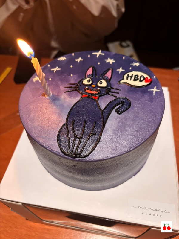 마녀배달부 키키 지지캐릭터가 그려진 생일 케이크와 촛불