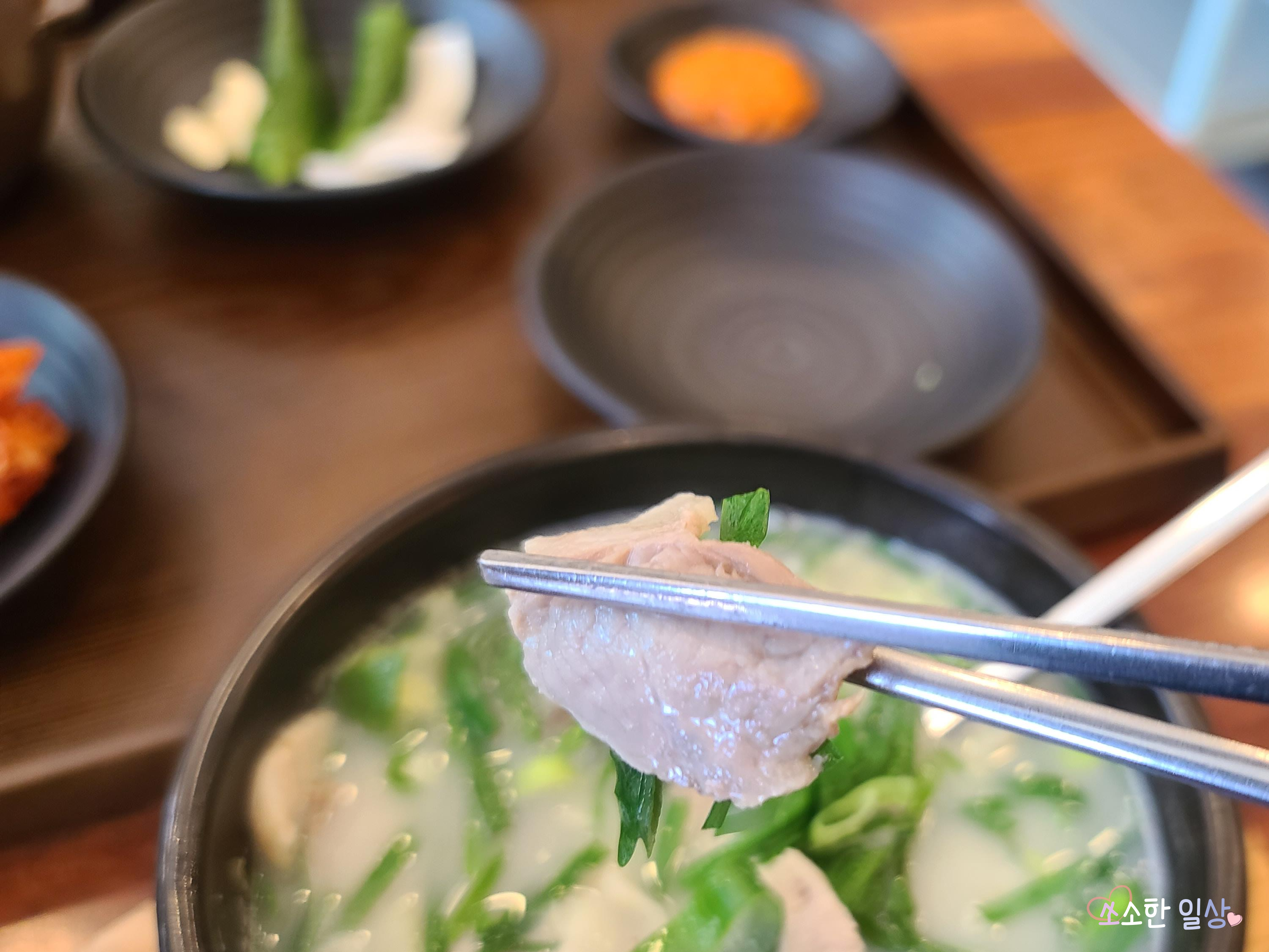 부자왕돼지국밥의 순대국밥에 들어가 있는 고기
