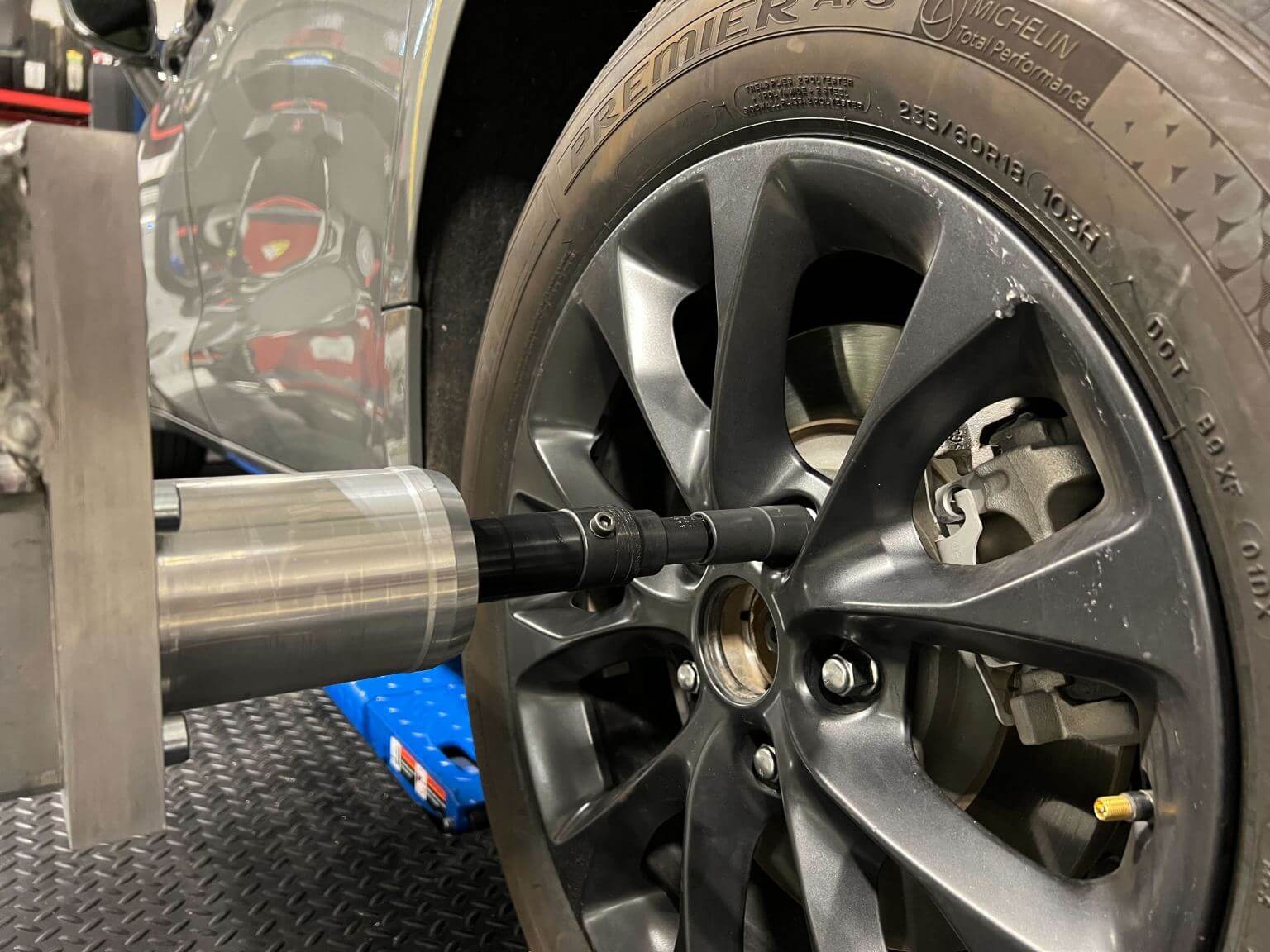  이제 자동차 타이어 교체도 로봇이...VIDEO: Your next tire could be changed by a robot