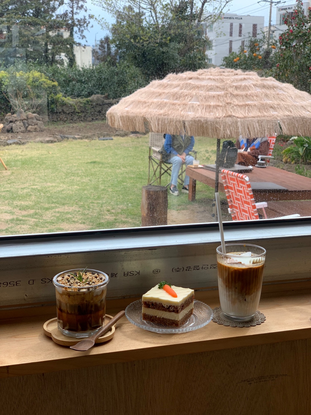 오두막이 보이는 창가에서 먹는 커피