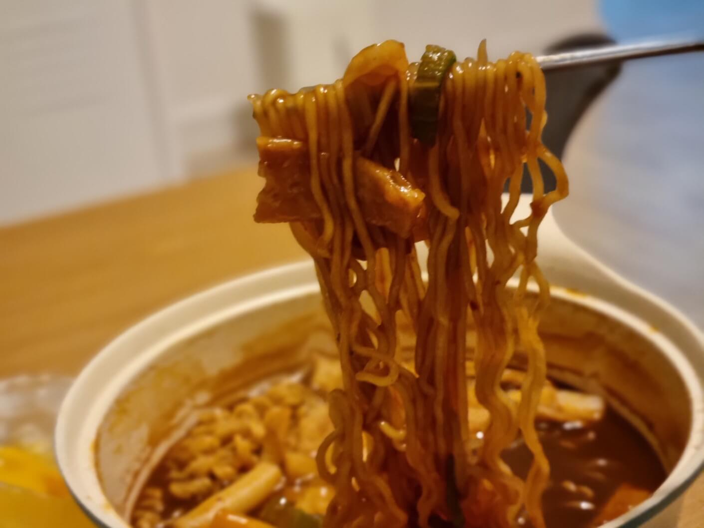 라볶이 먹는 모습