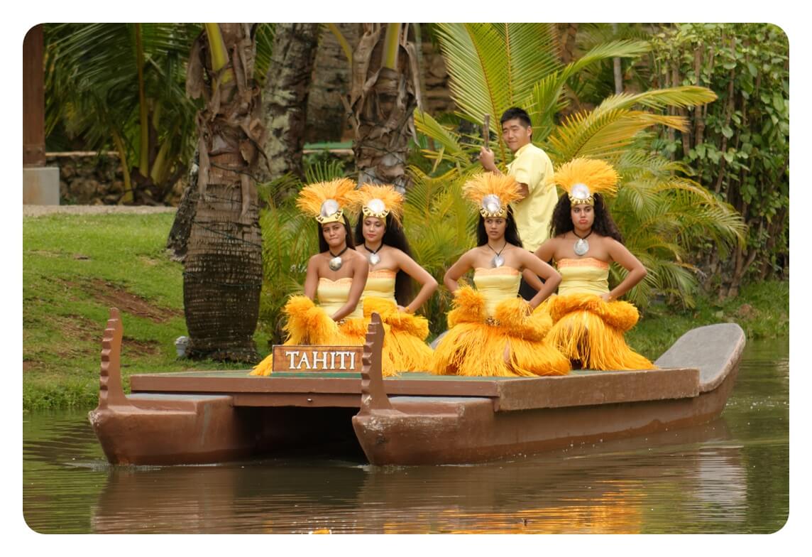 하와이 오아후섬의 폴리네시안 문화센터 Polynesian Cultural Center에서 하와이 원주민들이 전통 공연을 하는 모습을 찍은 사진