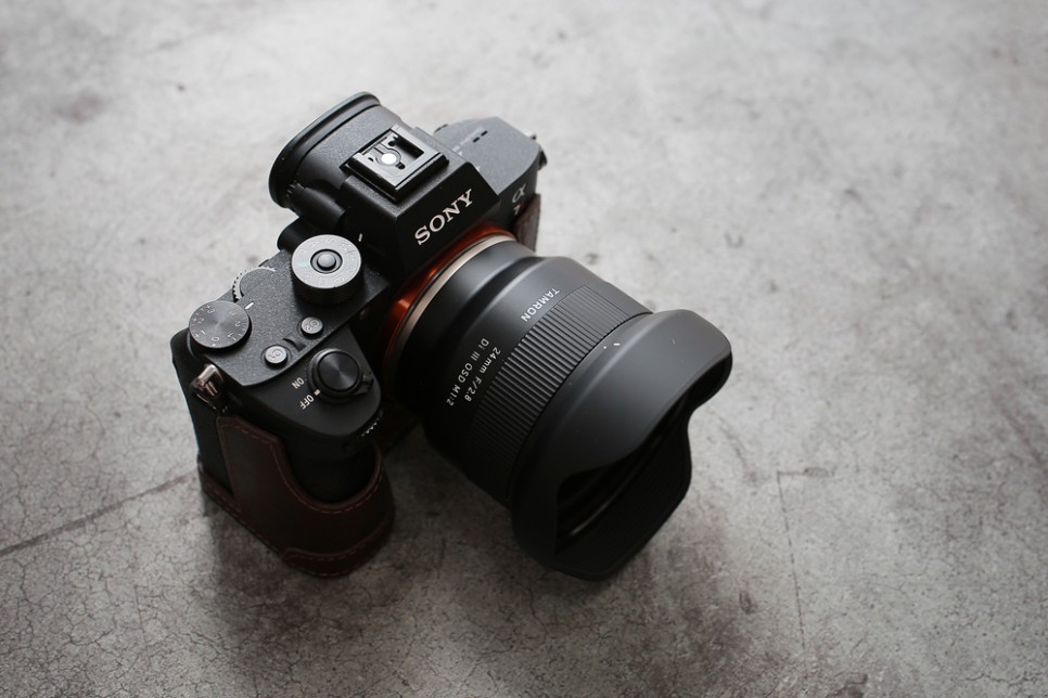 24mm F2.8 Di III OSD 렌즈 개봉기 목업폰처럼 아주 가벼운 소니 미러리스용 탐론 2