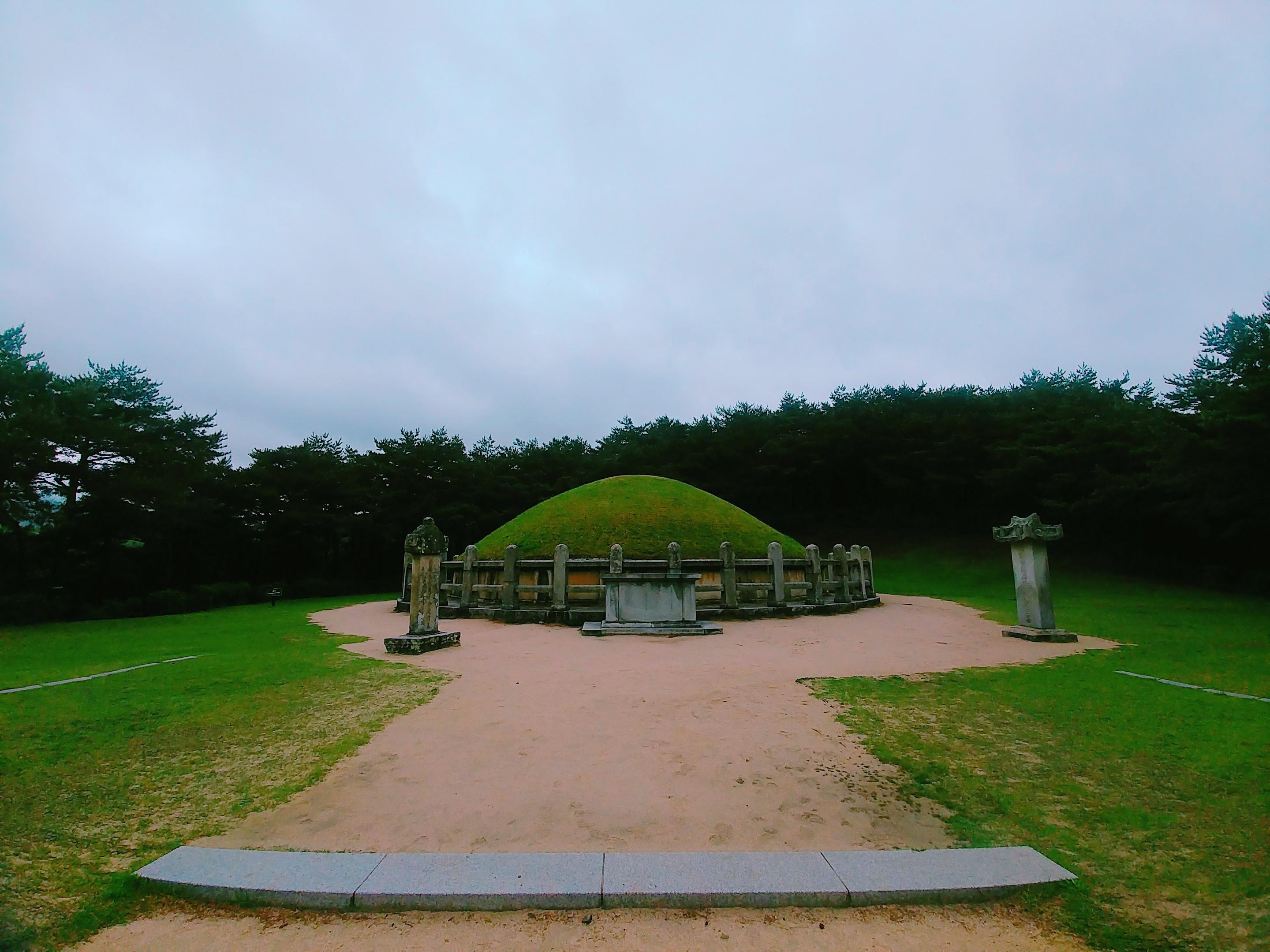 김유신 장군 묘 사진