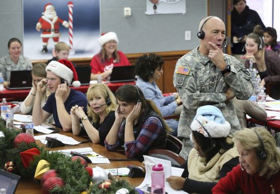 군&middot;민간 자원봉사자들이 12월 24일 북미 항공우주방위사령부(NORAD) 콜센터에서 산타클로스의 위치를 묻는 아이들의 전화에 응답하는 장면