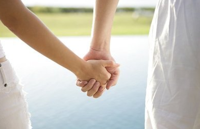 "오늘도 말날 수 없다구요?"여자 친구가 면회를 가도 계속 거절하는 김병장! 결국 이별했고 어느 날 강가를 거닐던 그녀는 우연히 친구로부터 들은 소식에 목놓아 울고 말았습니다.