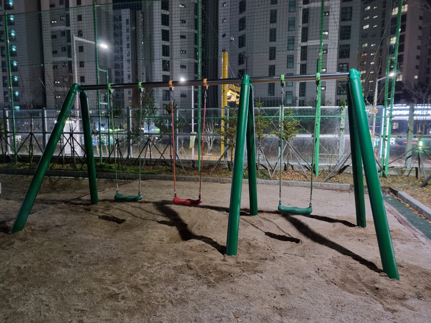  [날개스포츠] 김포보름초등학교 그네기둥보호대, 철봉기둥보호대, 놀이기구보호대 설치 작업