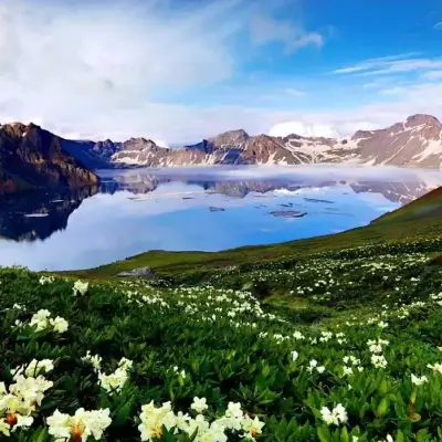 온화한-기온으로-푸르른-삼림과-만발한-꽃-그리고-맑고-푸른-천지-호수가- 아름다운-여름-백두산-풍경