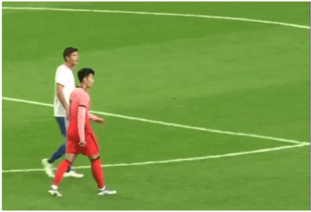  칠레 선수끼리 어깨빵 손흥민이 말리자, 칠레 매체 “운 좋았다” 칠레 축구매체 ‘골 마스테르’는 이날 “손흥민이 칠레 선수들의 폭행을 막았다”며 “두 사람은 거의 서로를 때릴 뻔했다