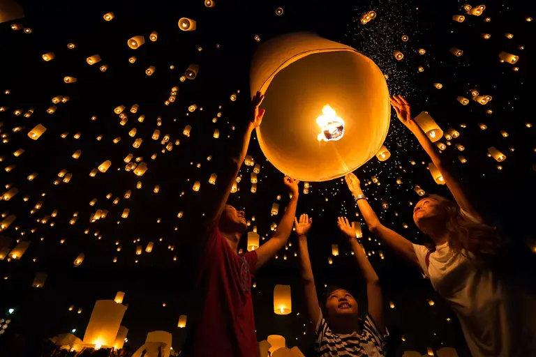 치앙마이의 로이 끄라통 축제 기간에 꼼로이 등불을 켜는 것은 일생일대의 경험입니다.