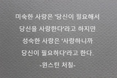 울퉁불퉁 질감이 있는 진한 회색 종이