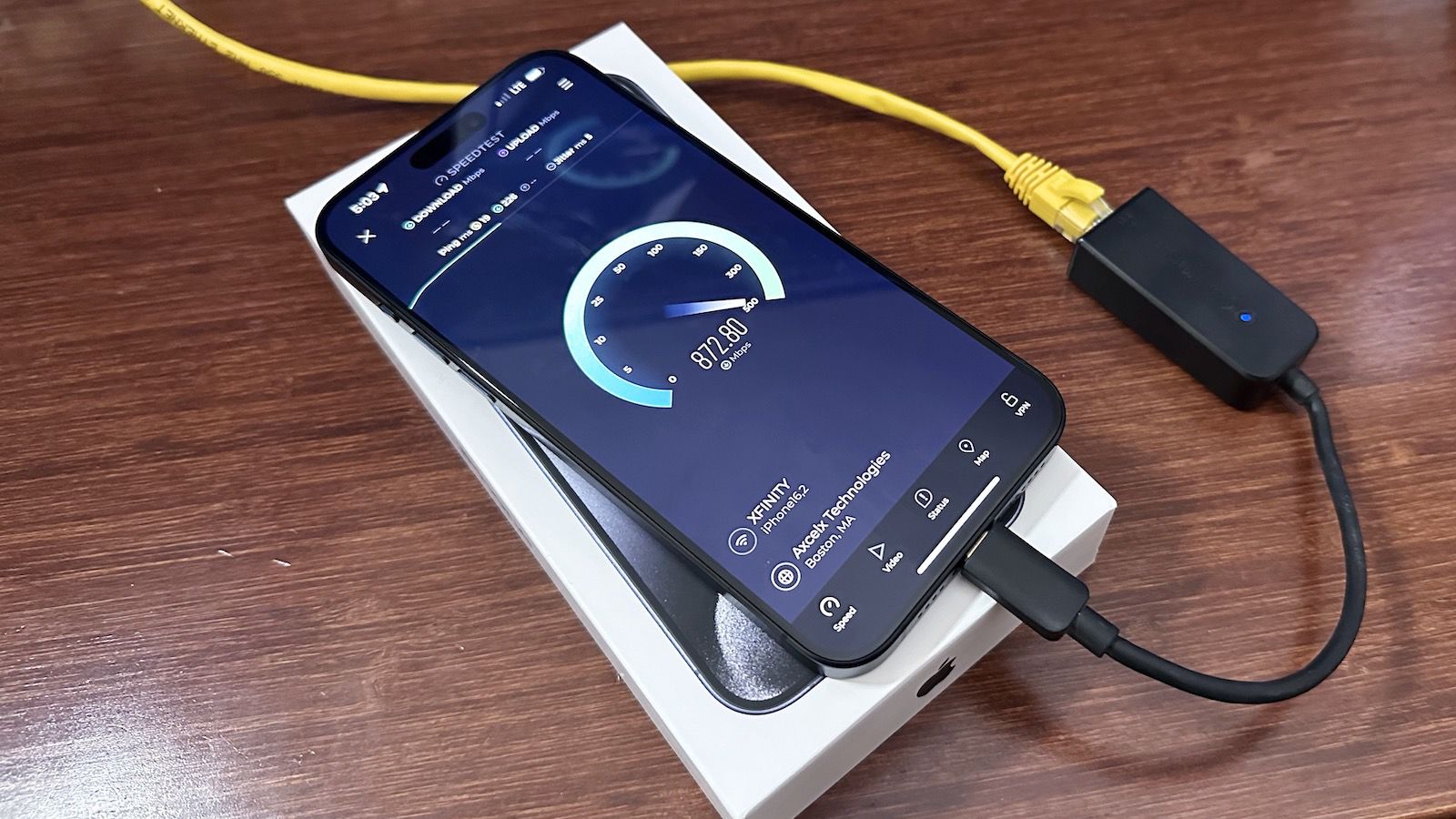  아이폰 15 모델은 더 빠른 인터넷 속도를 위해 USB-C to 이더넷을 지원합니다.