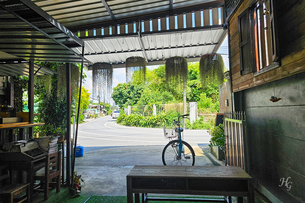 태국 방카차오 Bang Kachao 홈메이드 카페 บ้านหัวมุม Homemade Cafe 자전거가 세워진 입구