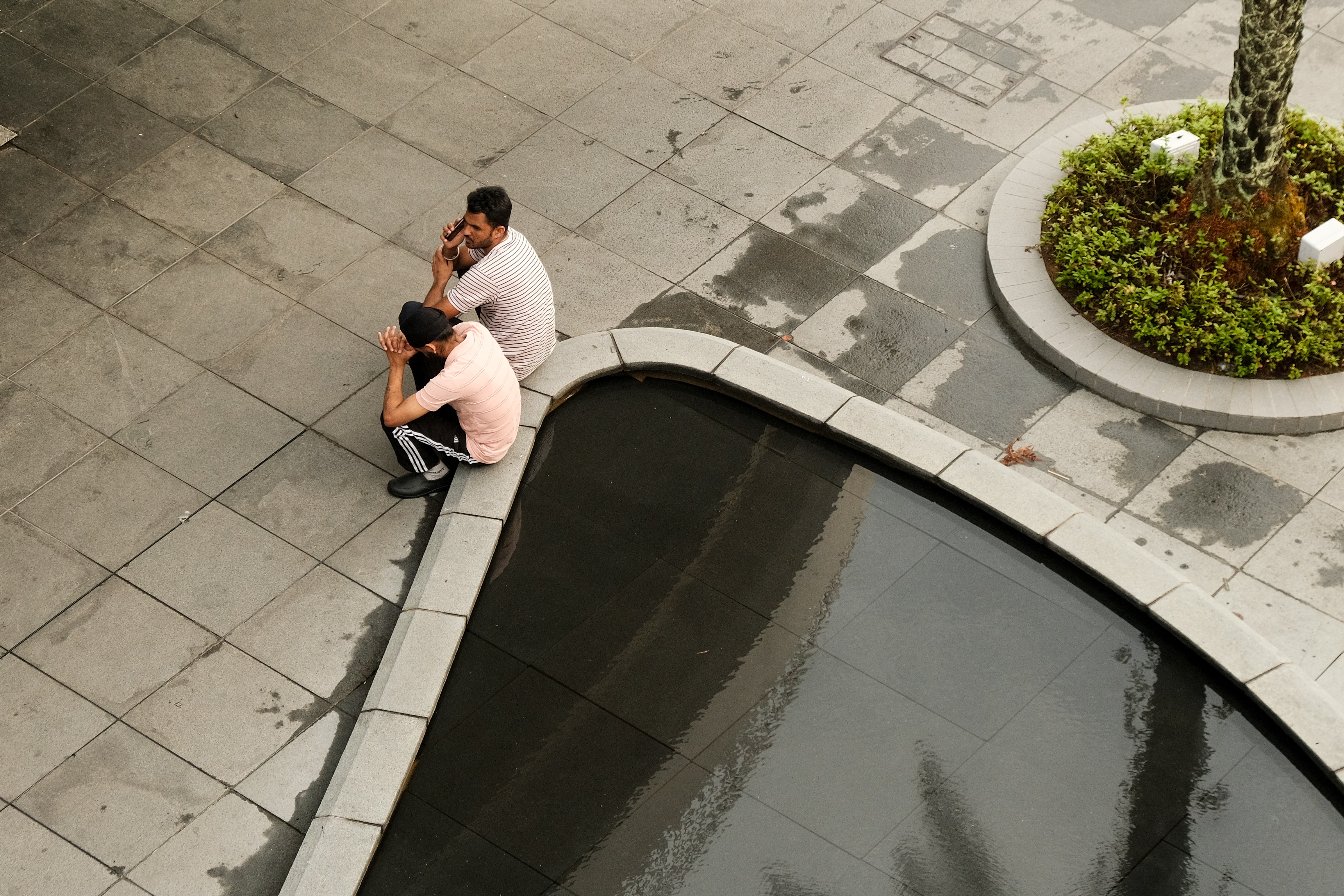 싱가포르의 비보 시티에서 두 사람이 앉아 있는 모습
