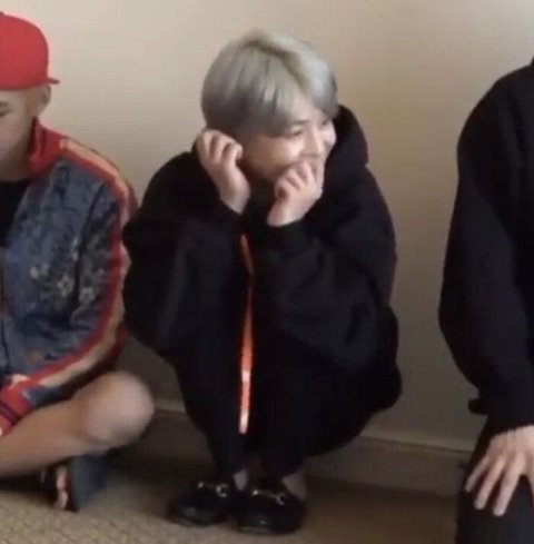  쪼그려 앉는걸 좋아하는 지민이 Jimin likes to squat down.