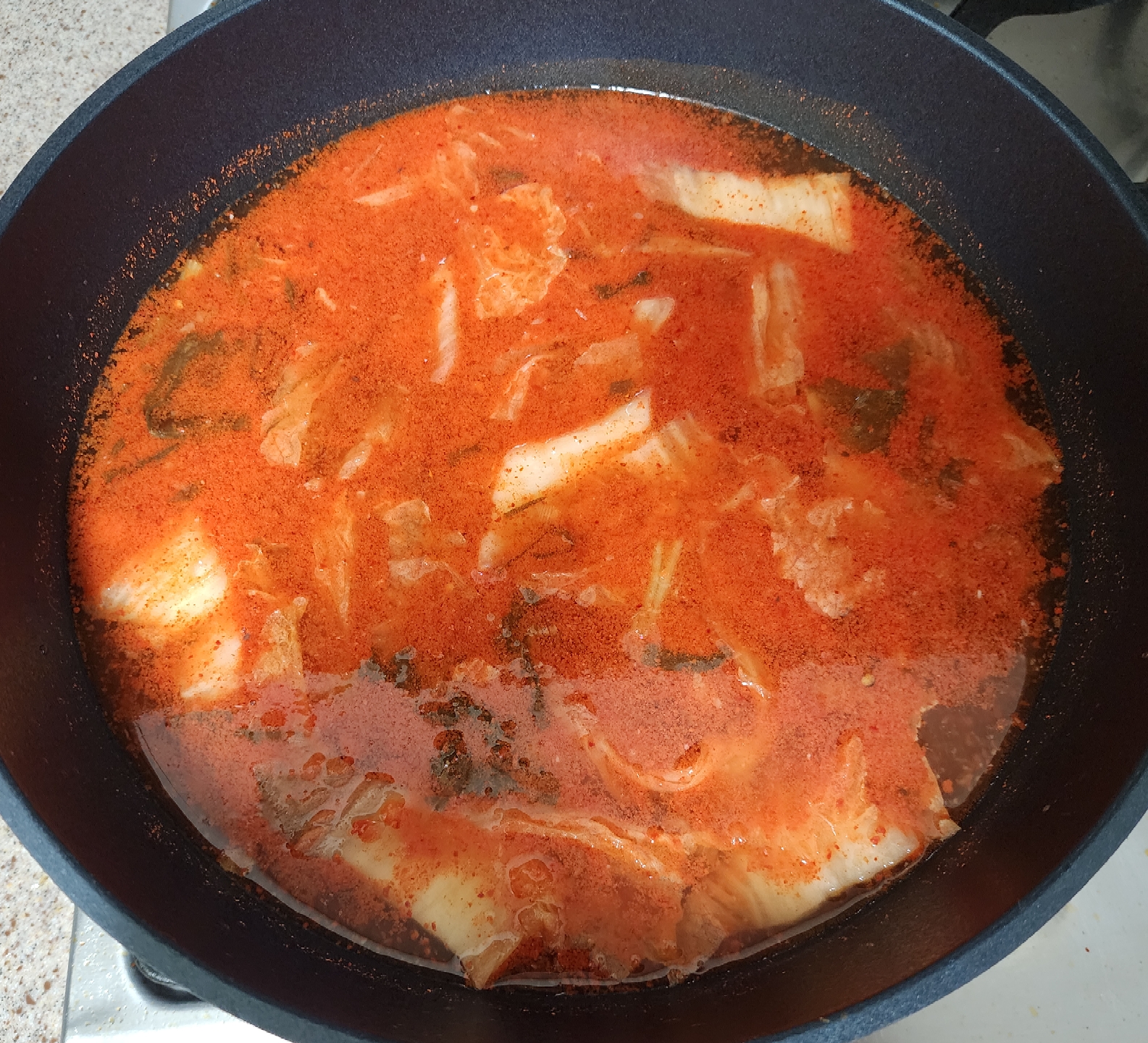 육수에-1차-재료를-넣고-끓이는-모습