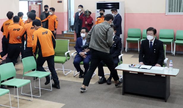 정치인 <b>이재명</b> 소방서 간담회 시작 12초만에 우르르 <b>소방관</b>들... 