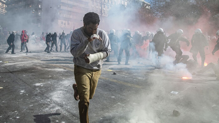 시위가-격해진-시위현장의-가운대에서-베킷이-달리는-모습의-사진