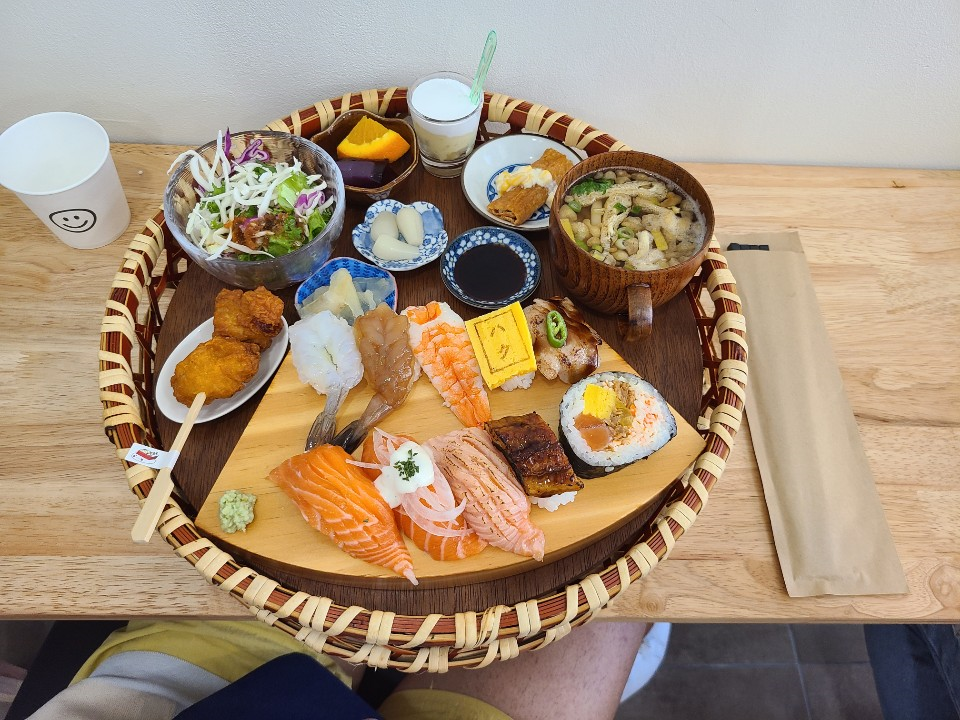  전포 카페거리 초밥 터줏대감인 치히로식당 3호점 하쿠식당 후기