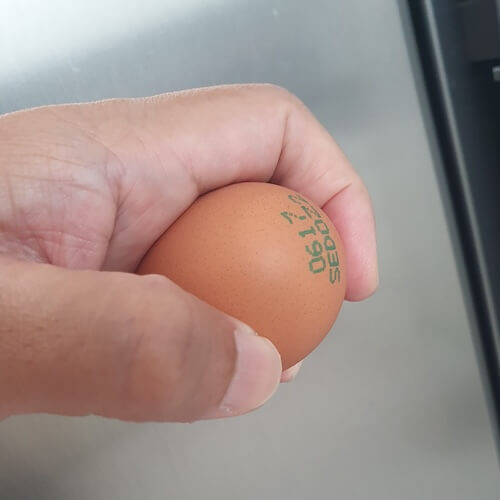 계란을 부딪쳐서 금을 내고 엄지를 집어 넣겠다는 느낌으로 살짝 누르고 검지와 함께 위로 조금만 제끼면 된다.