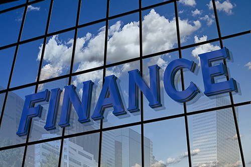 은행에 걸려있는 Finance 영어 로고의 모습