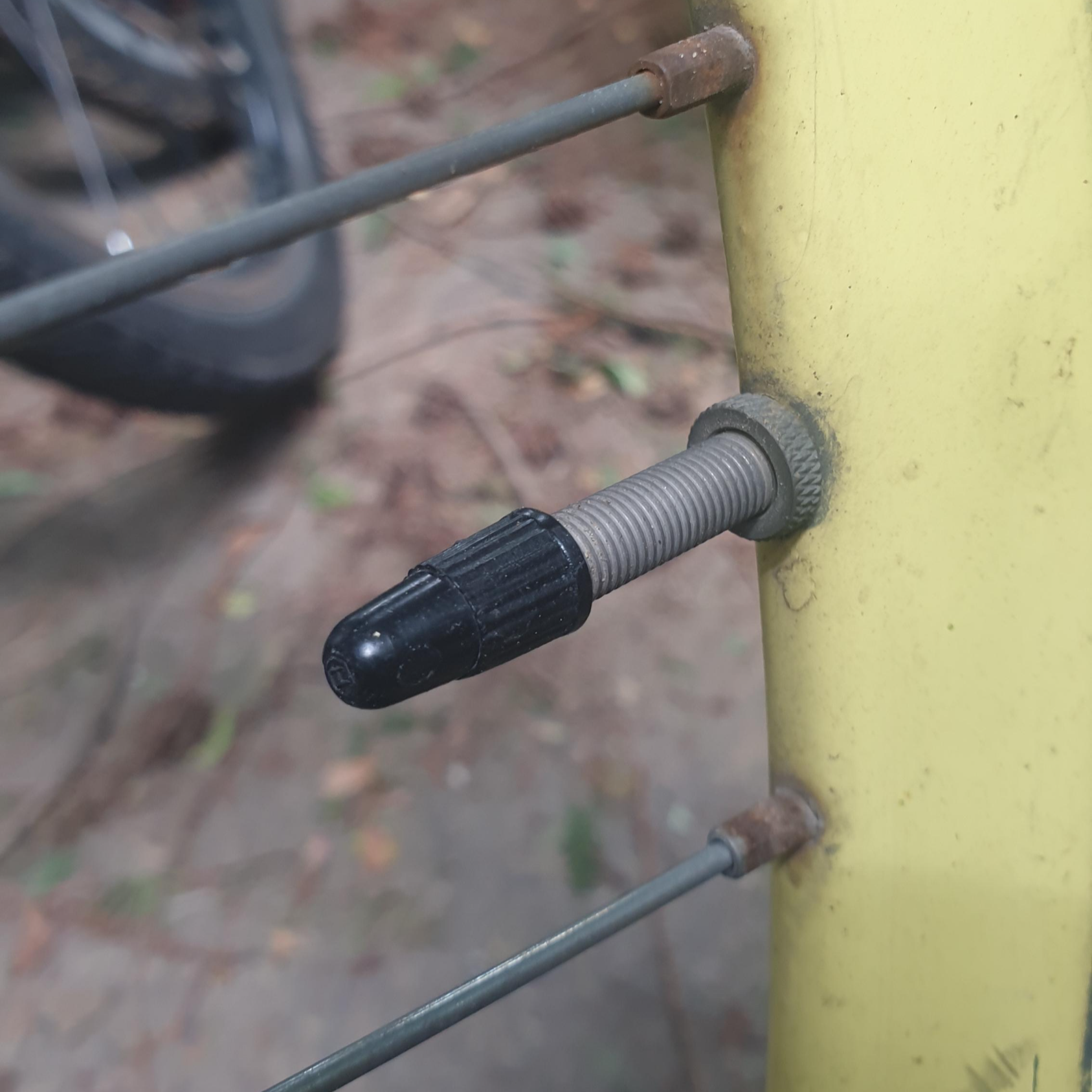 자전거 튜브 밸브 확인 사진