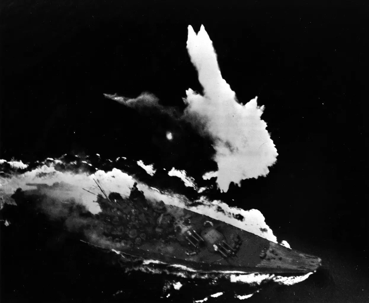 Japanese battleship Yamato under attack in the East China Sea on 7 April_1945