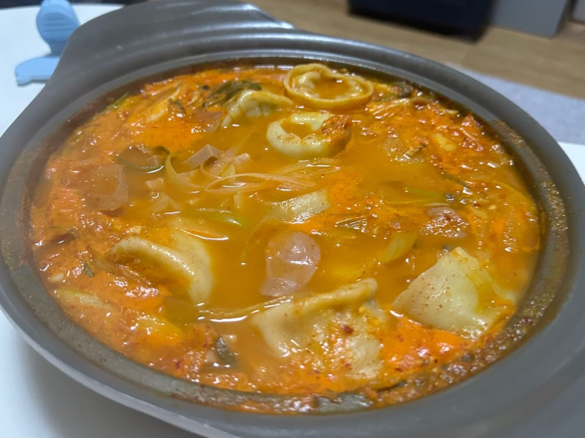 부대찌개에 들어있는 햄을 거의 못먹지만.. 맛있다구요~?