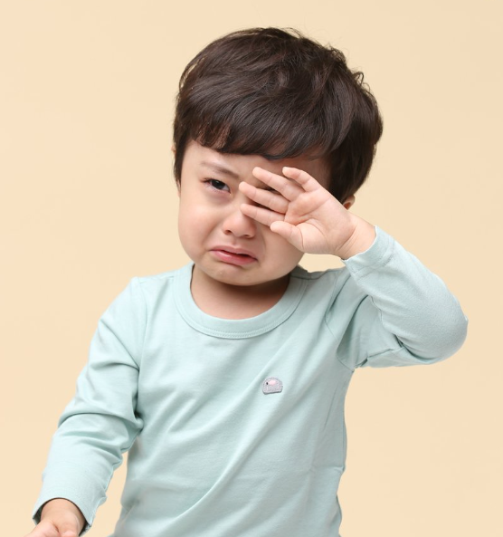 "아이를 데리고 치킨집을 서성이는 모녀" 아이는 치킨이 먹고 싶다고 울었고 엄마는 그런 아이를 끌고 집으로 향했습니다.