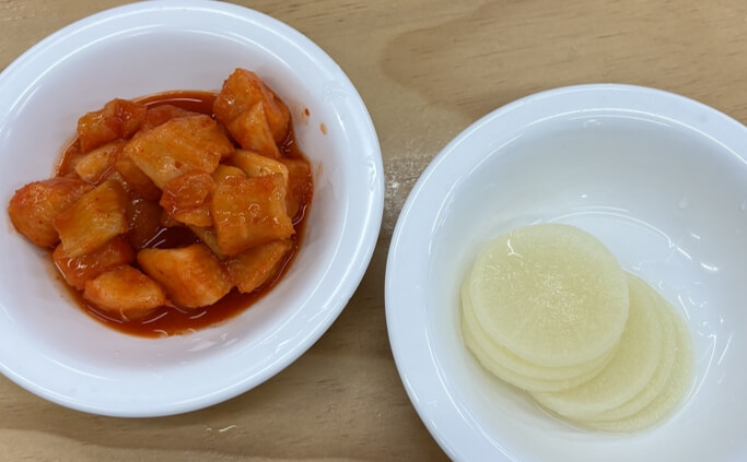베테랑칼국수-기본반찬:깍두기&#44;단무지