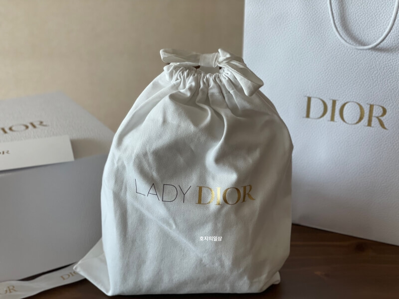 [Dior] 디올 레이디백 스몰 블랙 - 화이트 더스트백