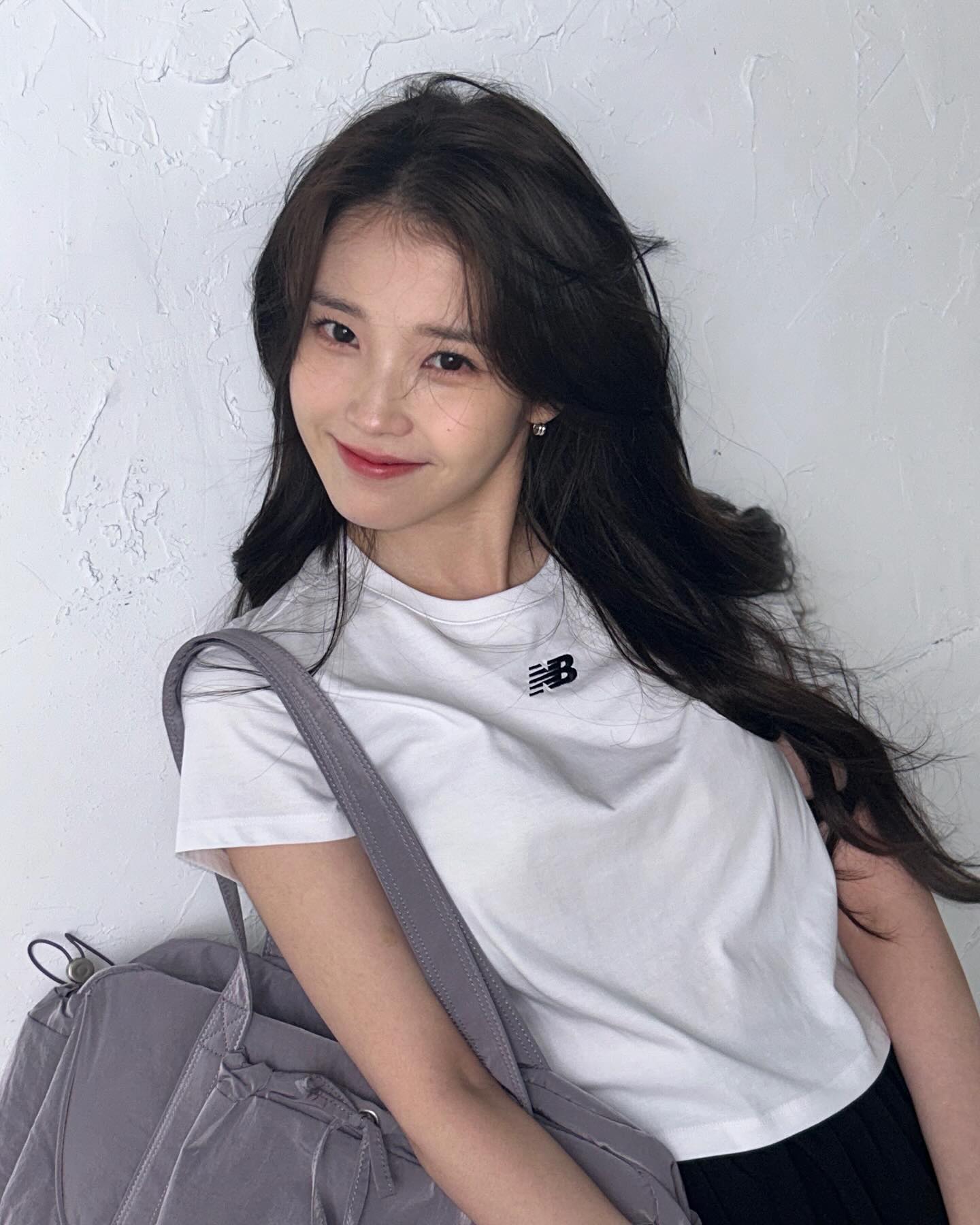 240524 아이유 홍콩 뉴발란스 팝업스토어 이벤트 포토월 영상과 출퇴근 팬포토_ 뷰티, 팬서비스가 빛났다!  (FT HER 월드투어 HK 콘서트 일정)