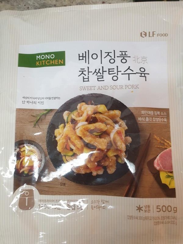 모노키친의 '베이징풍 찹쌀탕수육'이라고 쓰인 패키지. 가운데 검정접시에 담긴 탕수육 사진이 있고 냉동보관 표시가 있다. 용량은 500g. 에어프라이어 180도에 15분 조리, 프라이팬 조리 시 중불에서 5분 조리하라고 조리법이 쓰여 있다. 