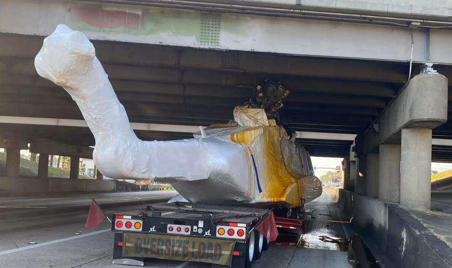 이런! 5천만 달러 짜리 헬리콥터&#44; 적재 트럭 교량과 충돌 VIDEO: Truck driver makes $50 million mistake&#44; hits bridge with helicopter